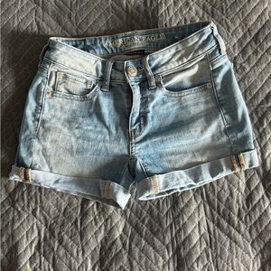 American Eagle Jean Shorts. Cuffed Size 00
Midi, light wash.